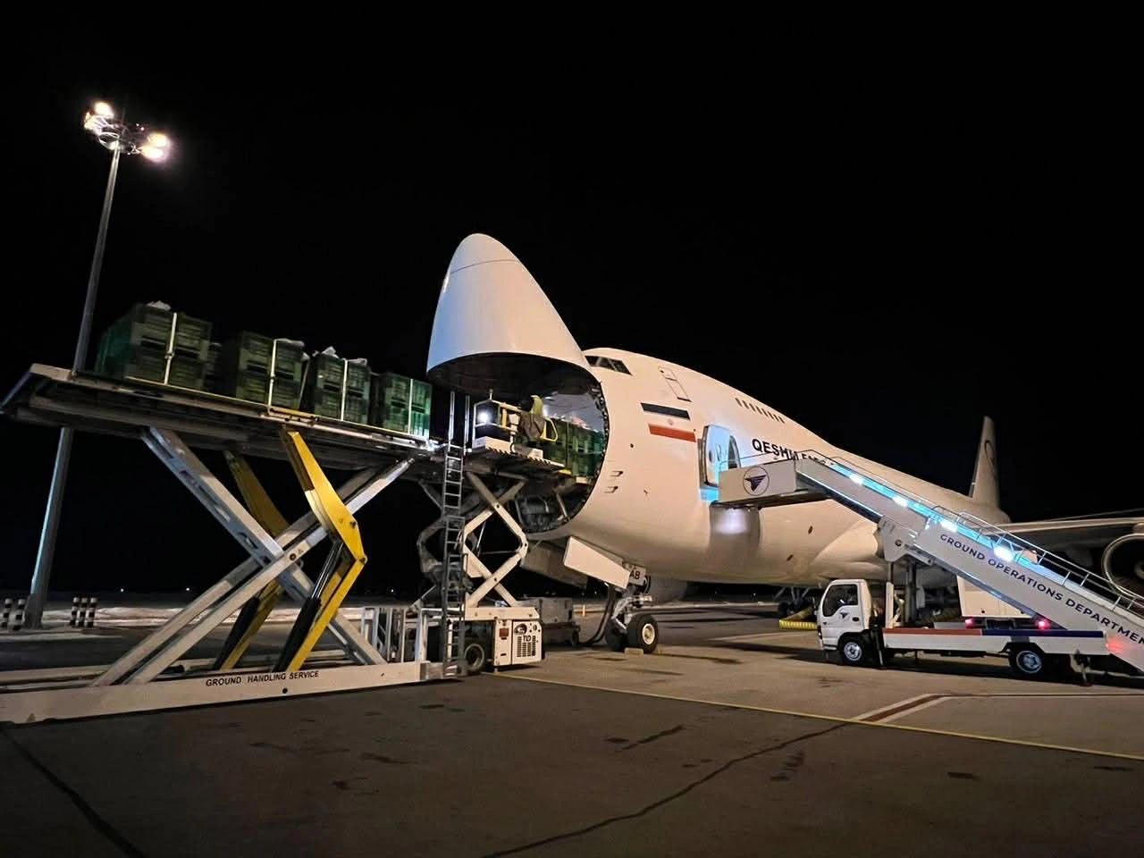 747 Freighter Loading
